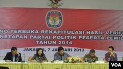 Para petinggi Komisi Pemilihan Umum (KPU) saat mengumumkan 10 partai politik yang dapat mengikuti pemilihan umum 2014. 