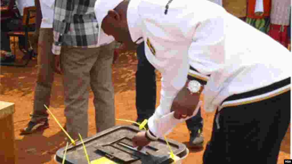 Le président burundais Pierre Nkurunziza place son bulletin de vote dans l'urne dans un bureau de vote à ciel ouvert, le 29 juin 2015, lors des élections législtives au Burundi