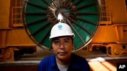 一名老撾工人在一個水利發電大壩里工作。