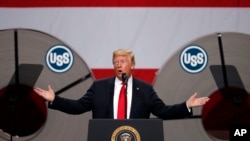 Le président Donald Trump prend la parole à l'usine de United Steel Granite City Works, le 26 juillet 2018, à Granite City, en Illinois.