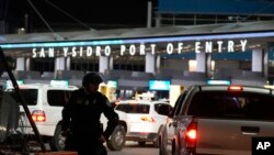 ARCHIVO - Un funcionario de Aduanas y Protección Fronteriza de EEUU se encuentra entre los carriles de automóviles que ingresan al puerto de entrada de San Ysidro el jueves 11 de mayo de 2023 en Tijuana, México.