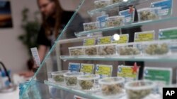 Berbagai jenis ganja dipajang di rumah obat KindPeople di Santa Cruz, California, 29 Desember 2017. California mulai 1 Januari 2018 melegalkan penjualan ganja untuk kepentingan non-medis.