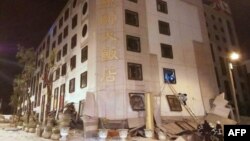 台灣花蓮市遭6.0級地震襲擊，公園路統帥大飯店一樓坍塌，台灣救援人員展開搜救。（2018年2月6日）