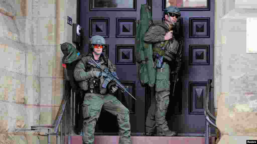 Les agents de la sécurité canadienne, armées jusqu'aux dents, gardent l’entrée de Langevin Block Hill après la fusillade à Ottawa, Canada, le 22 octobre 2014. REUTERS/Chris Wattie