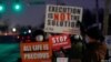 Activistas protestan contra la pena de muerte en la prisión federal en Terre Haute, Indiana, EE. UU., el 12 de enero de 2021.