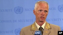 BMTning Suriyadagi kuzatuvchi missiyasi rahbari, general-mayor Robert Mud BMT qarorgohida jurnalistlar bilan suhbatlashmoqda, Nyu-York, 19-iyun, 2012-yil