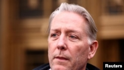 El ex funcionario del FBI Charles McGonigal, quien dirigió la división de contrainteligencia de la agencia en Nueva York, sale de la corte federal de Manhattan luego de ser arrestado en esa ciudad de EEUU, el 23 de enero de 2023.