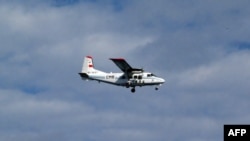 日本海上保安廳拍攝的照片顯示，一架中國飛機航行在中日爭議島嶼尖閣列島（中國稱釣魚島）上空。（2012年12月13日）