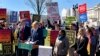 El senador demócrata por Massachusetts, Edward Markey, habla frente al Capitolio en un mitin de partidarios del Green New Deal, el martes 26 de marzo de 2019.