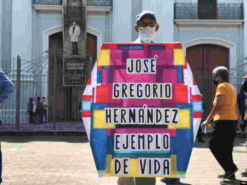 El conocido como 'Sr. del Papagayo' también estuvo presente a las afuera de la Iglesia Nuestra Señora de la Candelaria, en Caracas, durante la ceremonia.