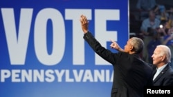 El expresidente Barack Obama y el presidente Joe Biden en un acto de campaña en apoyo a Josh Shapiro, candidato demócrata a gobernador de Pensilvania, y John Fetterman, vicegobernador, candidato a senador federal, en Filadelfia, el sábado 5 de noviembre de 2022.