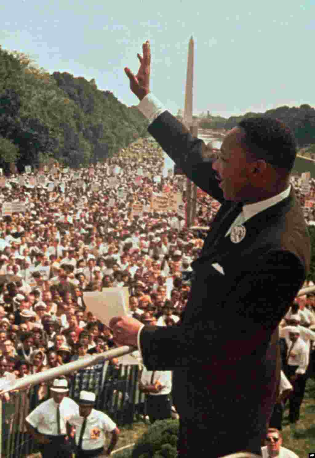 លោក Martin Luther King, Jr. អរគុណដល់ក្រុមមនុស្សនៅកន្លែងរំលឹកវិញ្ញាណក្ខន្ធ Lincoln Memorial ទីដែលលោកថ្លែងសុន្ទរកថាដែលមានចំណងជើងថា «ខ្ញុំមានសុបិន្តមួយ» ក្នុងពេលដើរក្បួនក្នុងរដ្ឋធានីវ៉ាស៊ីនតោន កាលពីថ្ងៃទី២៨ ខែសីហា ឆ្នាំ១៩៦៣។