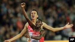 Le Kényan Conseslus Kipruto célèbre sa médaille d’or à l’issue de la finale de 3.000m steeplechase aux championnats mondiaux d’athlétisme à Londres, Angleterre, 8 août 2017.