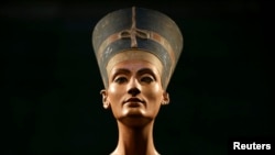 Le buste de Néfertiti est photographié lors d'un aperçu de l'exposition «In The Light Of Amarna» au Neues Museum de Berlin, en Allemagne.(REUTERS/Michael Sohn/Pool )