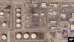 Gambar satelit ini disediakan Planet Labs PBC menunjukkan kondisi pasca serangan yang diklaim pemberontak Houthi Yaman di depot BBM di Abu Dhabi, Uni Emirat Arab, Sabtu, 22 Januari 2022. (Foto: : AP)