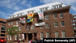 ARCHIVO - Edificio que ha servido de sede a la embajada venezolana en Washington, EEUU, el miércoles 24 de abril de 2019.