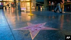 La Cámara de Comercio de Hollywood ha anunciado que la estrella en el Paseo de la Fama de la ciudad será reemplazada.