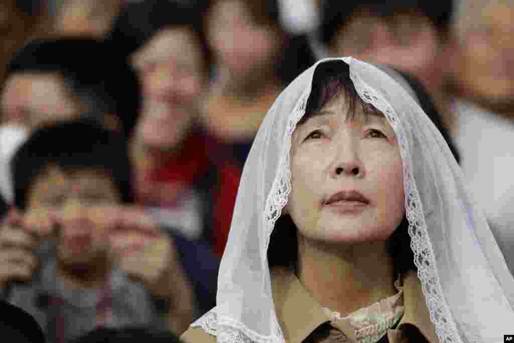 Los fieles asisten a una misa celebrada por el Papa Francisco en un estadio de béisbol el domingo 24 de noviembre de 2019 en Nagasaki, Japón. (Foto AP / Gregorio Borgia).
