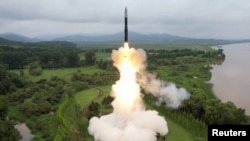 北韓官方2023年7月13日公佈一天前發射“火星-18”型洲際彈道導彈的照片。