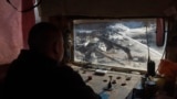 Рабочий контролирует добычу ильменита на открытом руднике в Кировоградской области Украины, февраль 2025 года