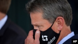 El gobernador de Georgia, Brian Kemp, se ajusta la máscara durante una ceremonia de firma de una nueva ley, en julio pasado.