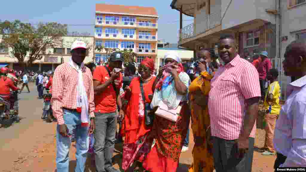 Des manifestants de Bukavu avec des mouchoirs pour lutter contre les effets du gaz lacrymogène , à Bukavu le 31 juillet 2017. (VOA/Ernest Muhero) 