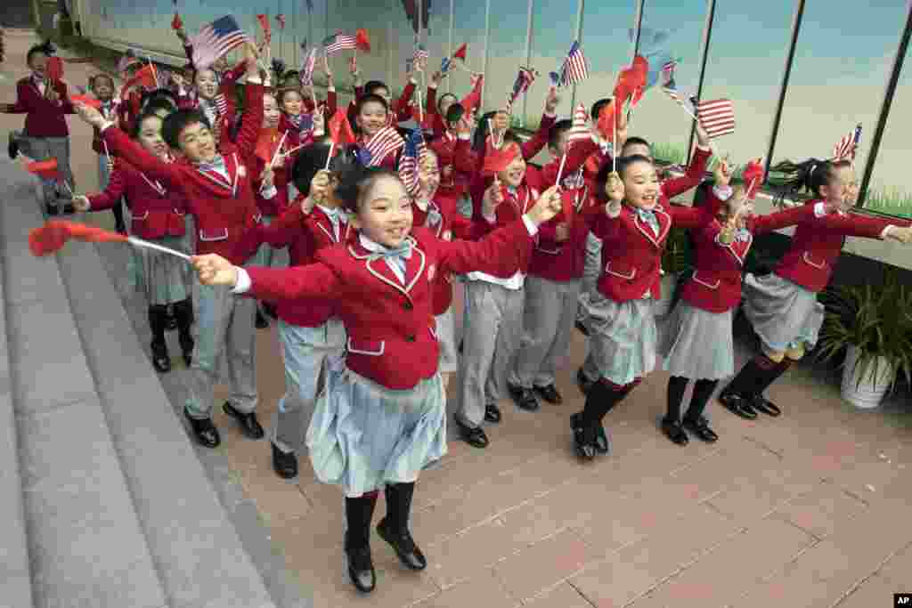 美国第一夫人梅拉尼娅·川普和中国国家主席习近平夫人彭丽媛访问北京板厂小学之后,学生们挥动两国国旗送别她们(2017年11月9日)。