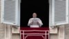 ARCHIVO - El papa Francisco reza el Ángelus en la Plaza de San Pedro del Vaticano, el domingo 27 de febrero de 2022. 