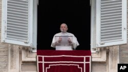 ARCHIVO - El papa Francisco reza el Ángelus en la Plaza de San Pedro del Vaticano, el domingo 27 de febrero de 2022. 