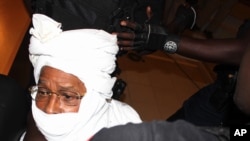 L'ex-président tcahdien, Hissène Habré, conduit de force par des agents de la sécuritéà la cour, à Dakar, Sénégal, le 20 juillet 2015. 