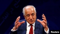 Utusan AS untuk Perdamaian di Afghanistan, Zalmay Khalilzad, dalam debat yang disiarkan stasiun TV Tolo TV channel di Kabul, Afghanistan, April 28, 2019. 