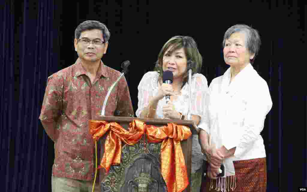 (ពីឆ្វេងទៅស្ដាំ) លោក ម៉ារុង អ្នកស្រី ច័ន្ទថារី និងលោកស្រី ណារិន អ្នកសម្របសម្រួលក្នុងកម្មវិធីជំនួបក្រៅផ្លូវការរវាងពលរដ្ឋខ្មែរអាមេរិកាំង និងលោក William Heidt ឯកអគ្គរដ្ឋទូតអាមេរិកប្រចាំប្រទេសកម្ពុជា និងភរិយានៅវត្តពុទ្ធិការាម រដ្ឋ Maryland នៅថ្ងៃទី២៣ ខែកក្កដា ឆ្នាំ២០១៧។ (សឿន វឌ្ឍនា/VOA)