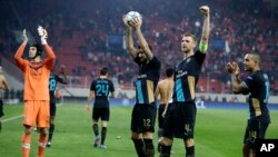Les joueurs d'Arsenal saluent leurs supporters après la victoire contre Olympiakos en Ligue des champions dans le groupe F au stade Georgios Karaiskakis à Piraeus, près d'Athènes, mercredi, le 9 décembre, 2015. (AP Photo/Thanassis Stavrakis)