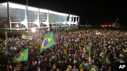 Manifestantes frente al palacio presidencial de Planalto en Brasilia piden el enjuiciamiento de la presidenta Dilma Rousseff protestan el nombramiento de su mentor, el expresidente Luiz Inacio Lula da Silva, como su jefe de gabinete. Marzo 16, 2016.