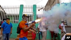 Un manifestant masqué fait exploser son mortier artisanal dans le quartier de Monimbo lors d'affrontements avec la police, à Masaya, au Nicaragua, le 2 juin 2018.