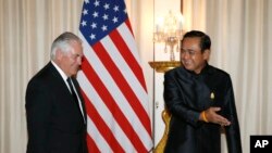 លោក Prayut Chan-ocha នាយក​រដ្ឋ​មន្ត្រី​ថៃ (ស្តាំ) និង​លោក Rex Tillerson រដ្ឋ​មន្ត្រី​ការបរទេស​អាមេរិក ក្នុង​កិច្ច​ប្រជុំ​មួយ​នៅ​ទីក្រុង​បាងកក ប្រទេស​ថៃ កាល​ពី​ថ្ងៃទី​៨ ខែ​សីហា។