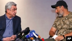 Premijer Jermenije Serš Sargasjan (L) i lider protesta Nikol Pašinijan tokom sastanka koji je brzo prekinut, 22. april 2018.