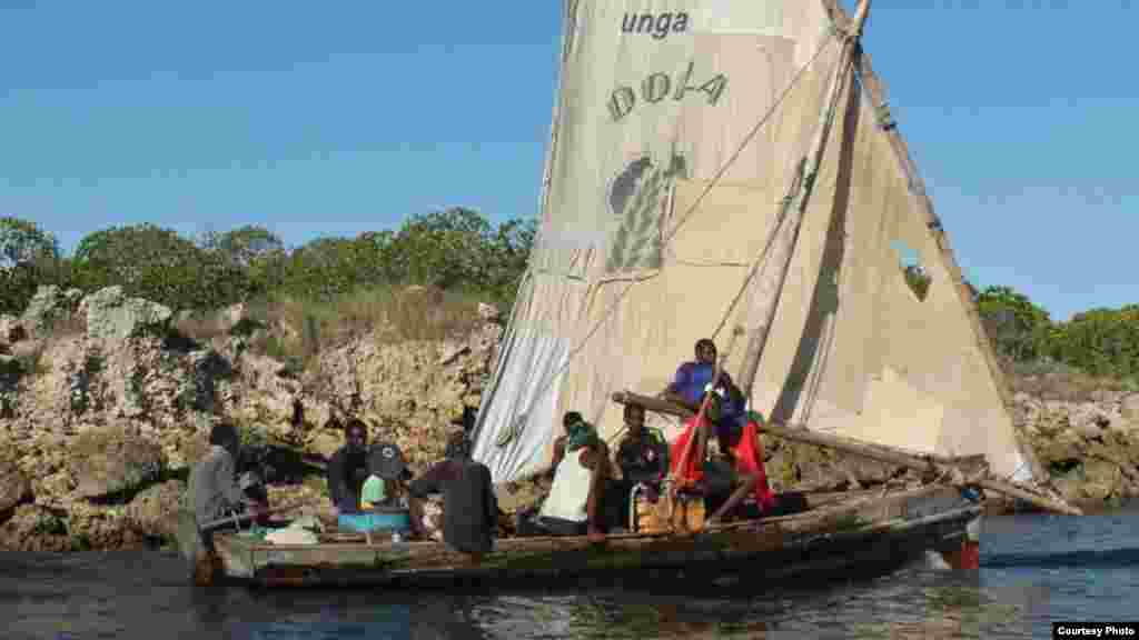 Les pêcheurs de Lamu pêchent d'une façon traditionnelle, utilisant de petits boutres en bois qu'ils reconnaissent ne pas être capable de tenir dans des conditions difficiles de la mer ouverte. Photo prise le 25 novembre 2014. (Hilary Heuler / VOA News)