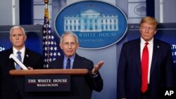 Presiden AS Donald Trump (kanan) dan Wapres AS Mike Pence (kiri) mendengarkan Dr. Anthony Fauci, direktur Institut Nasional bagi Alergi dan Penyakit Menular AS memberikan penjelasan terkait pandemi corona di Ruang Press James Brady, Gedung Putih, Washington, D.C. (Foto: dok).