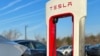 La compañía fabricante de automóviles eléctricos hará actualización del asistente de autopiloto a millones de vehículos en Estados Unidos. [Foto: Reuters]