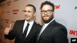 James Franco bersama sutradara merangkap produser dan penulis cerita "The Interview" Seth Rogen di Los Angeles, 11 Desember 2014 (Foto: dok). Pemutaran perdana film ini di New York dibatalkan karena adanya ancaman dari kelompok yang menamakan diri "Guardians of Peace", Selasa (16/12).