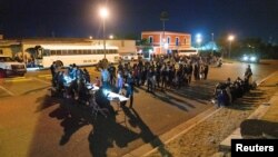 Un grupo de migrantes es procesado en Roma, Texas, EE. UU. por funcionarios de inmigración luego de cruzar desde la frontera mexicana el 30 de septiembre de 2021. 