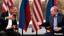 Presiden AS Barack Obama (kiri) bertemu Presiden Rusia Vladimir Putin di sela-sela KTT G8 di Lough Erne, Irlandia Utara (17/6). 