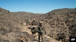 Pasukan Prancis berpatroli di wilayah pegunungan terpencil di Mali utara (foto: Dok).