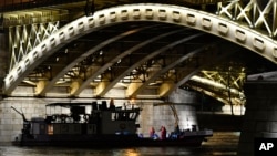Sebuah perahu ambil bagian dalam upaya penyelamatan korban kapal terbalik di Sungai Danube, di bawah jembatan Margaret, Budapest, Hongaria , June 5, 2019. 