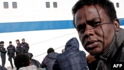 Des migrants attendent de prendre un bateau à Lampedusa, en Sicile, Italie, 20 février 2015.