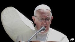 Le pape François lors d'une messe à Bari, en Italie, le 7 juillet 2018.