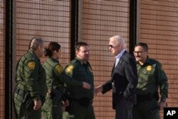 Presiden Joe Biden menyapa petugas Patroli Perbatasan AS di sepanjang perbatasan AS-Meksiko di El Paso Texas, Minggu, 8 Januari 2023. (AP/Andrew Harnik)