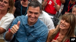ARCHIVO - El presidente del gobierno español, Pedro Sánchez, se ve junto a su esposa, Begoña Gómez, durante un acto de cierre de campaña en Madrid, España, el viernes 21 de julio de 2023