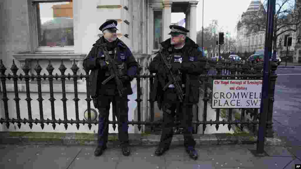 Des policiers britanniques armés montent la garde près de l'Institut français et de l'école française dans la région South Kensington de Londres, le même jour la nouvelle édition de l'hebdomadaire satirique français Charlie Hebdo est en vente en France, le 14 janvier 2015.